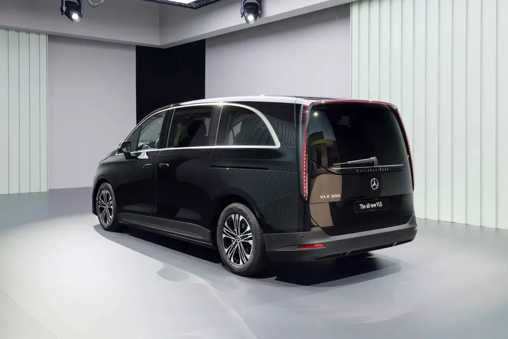 Mercedes-Benz VLE 300 noir dans un studio élégant, éclairage moderne.