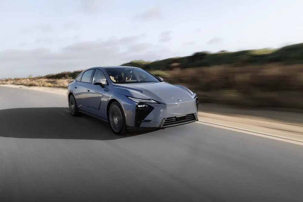 Toyota Mirai 2023 roulant sur une route ouverte, paysages flous en arrière-plan.