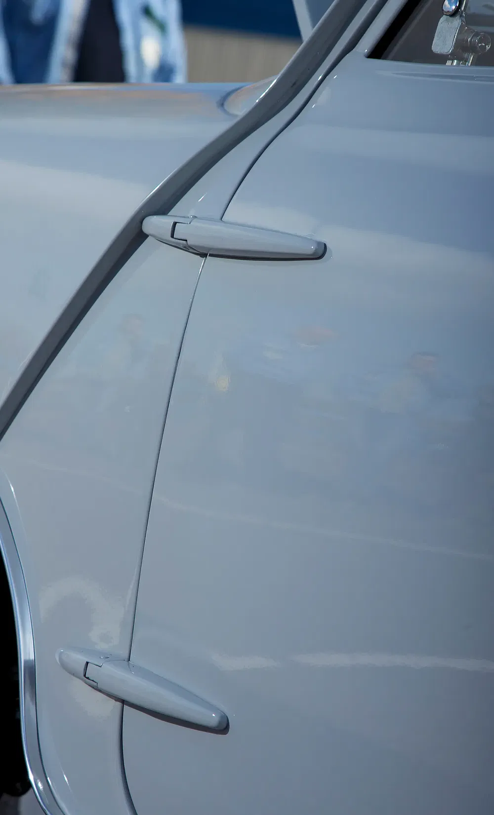 Detail van de aerodynamische handgrepen van een klassieke Porsche auto, stijlvol en elegant.