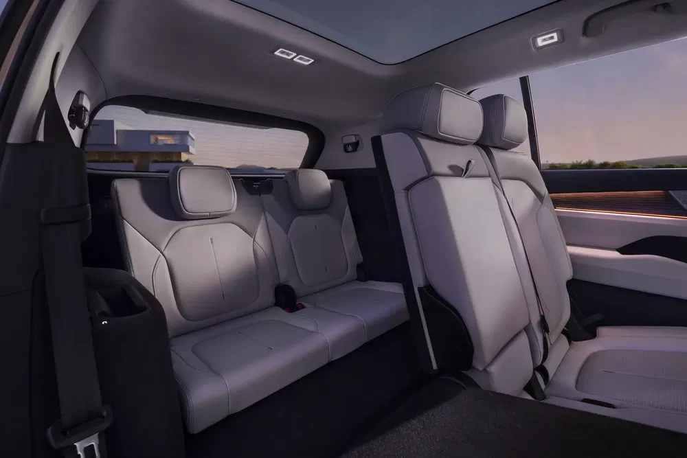 Intérieur spacieux du SUV Hyundai Tucson montrant les sièges arrière pliables avec éclairage LED.