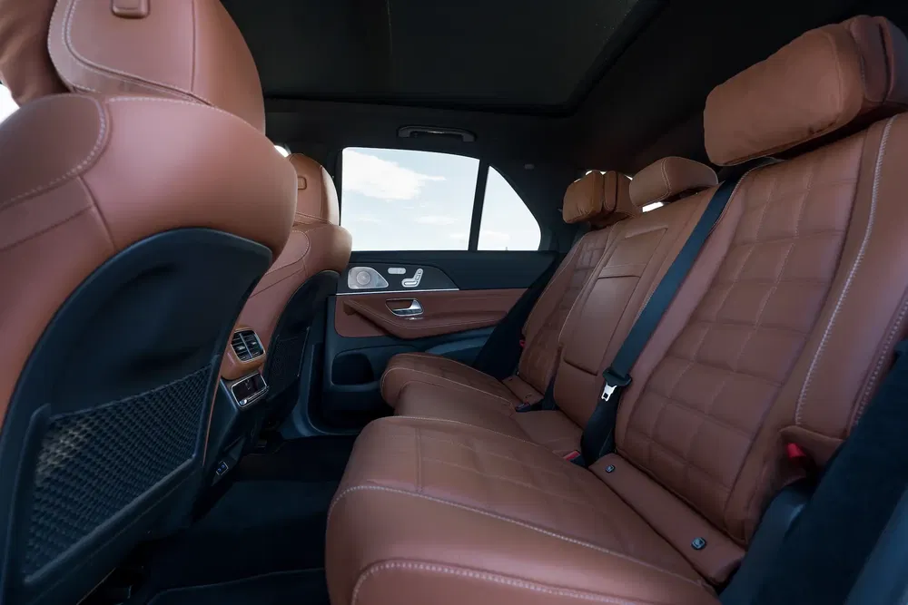 Intérieur luxueux Mercedes-Benz avec sièges en cuir marron et design élégant.