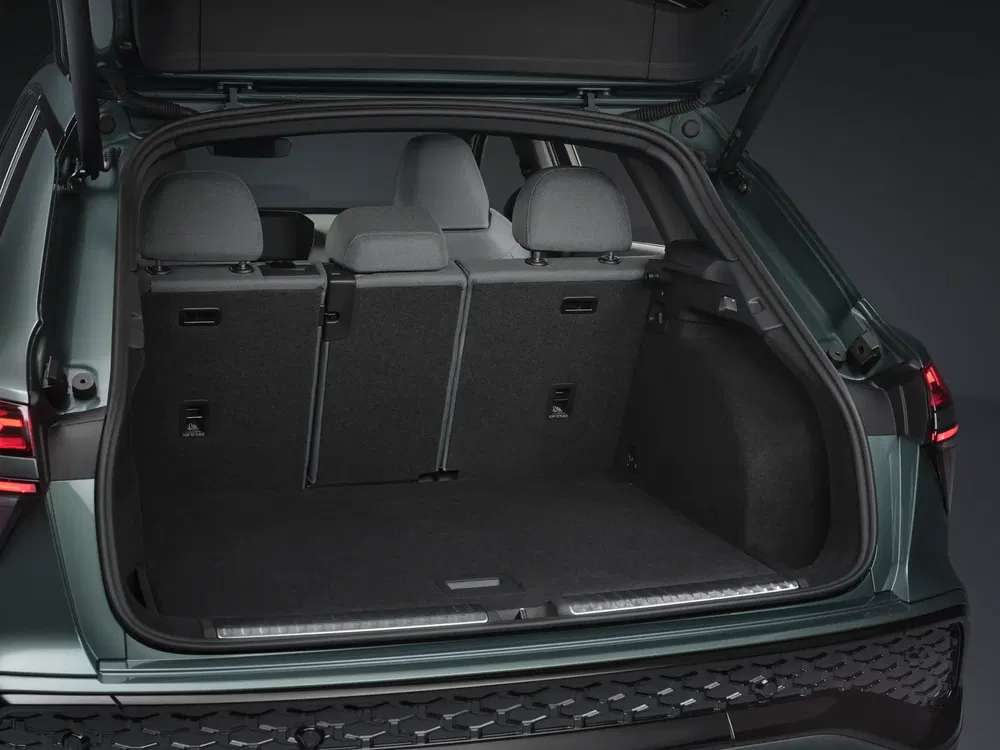 Ruime kofferbak van de Volkswagen Tiguan SUV, neerklapbare stoelen voor extra laadruimte.