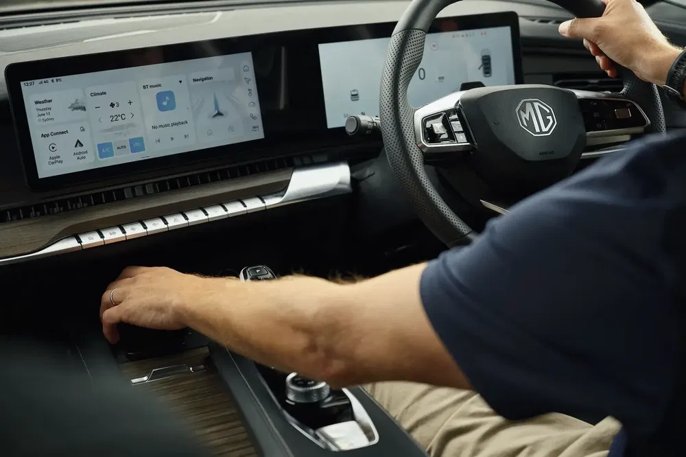 Moderne MG auto-interieur met digitaal dashboard en touchscreen.