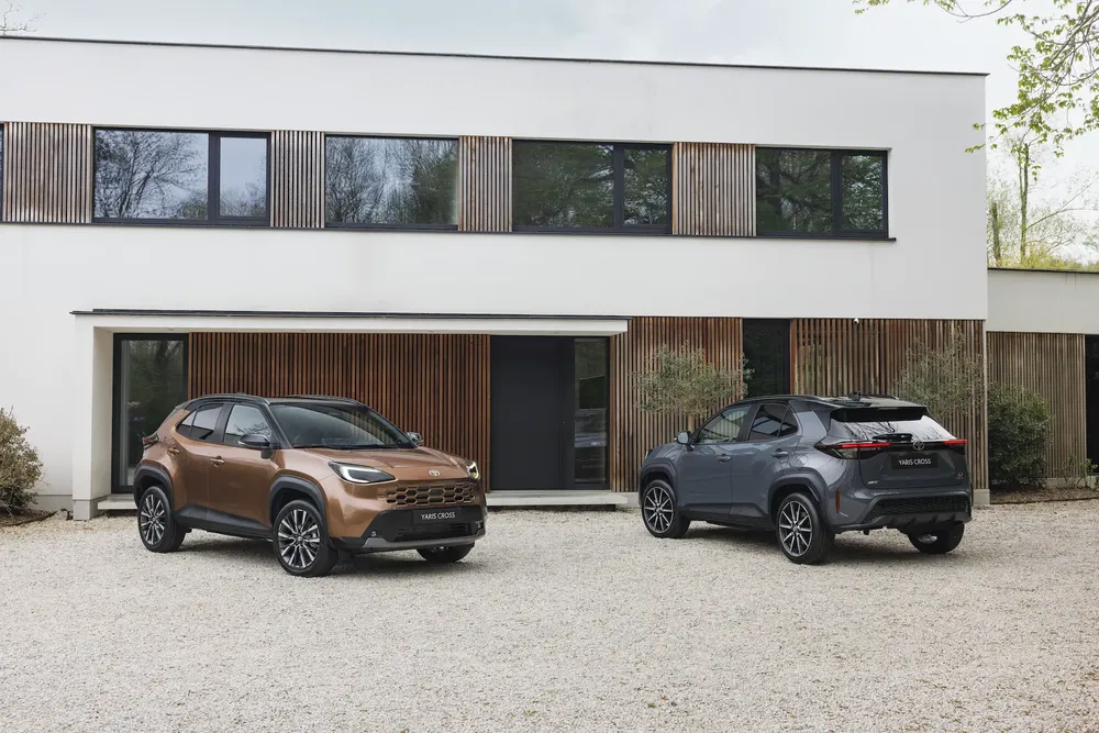 {"fr":"Deux Toyota Yaris Cross stationnées devant une maison moderne, l'une marron et l'autre grise.","nl":"Twee Toyota Yaris Cross geparkeerd voor een modern huis, één bruin en één grijs."}