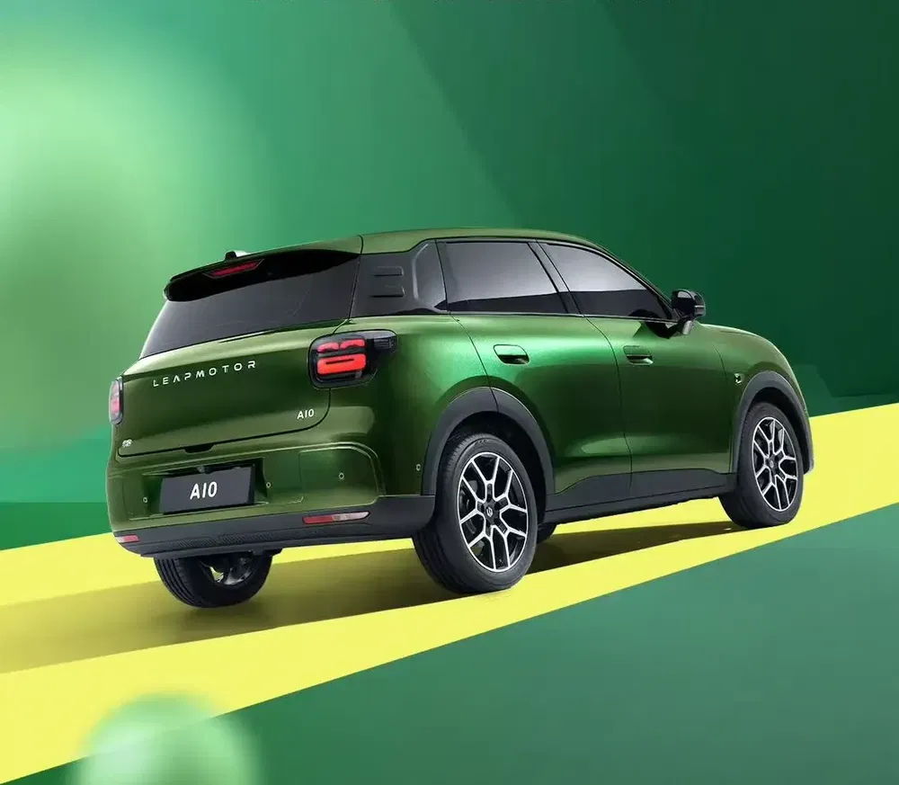 Groene Leapmotor A10 SUV tegen moderne tweekleurige achtergrond, aerodynamisch en stijlvol ontwerp.