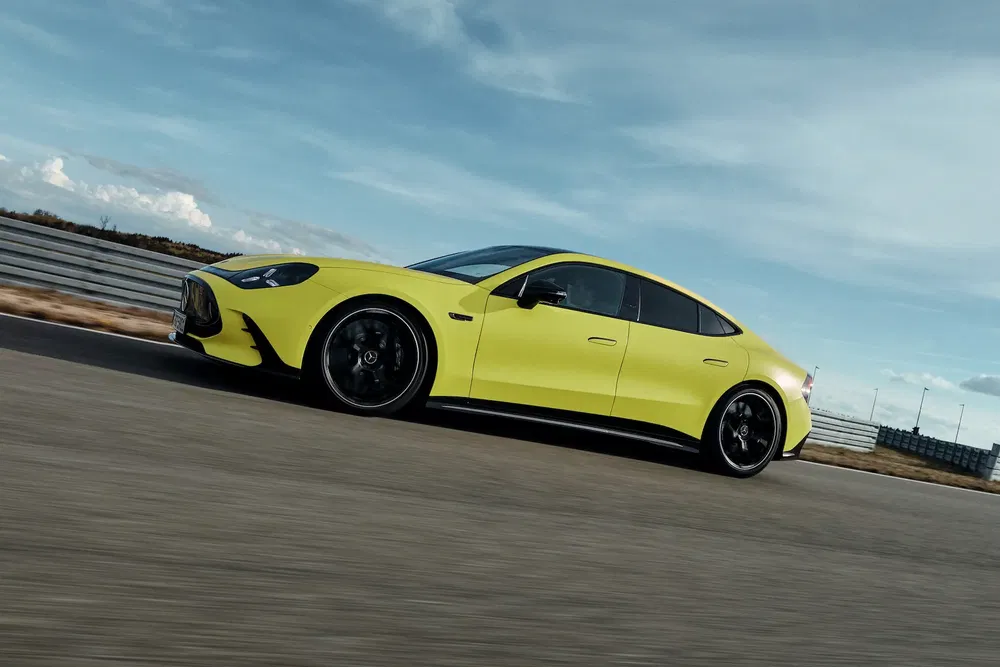 {"fr":"Voiture sportive jaune vif sur une piste de course sous un ciel bleu.","nl":"Heldere gele sportwagen op een circuitweg onder een blauwe hemel."}