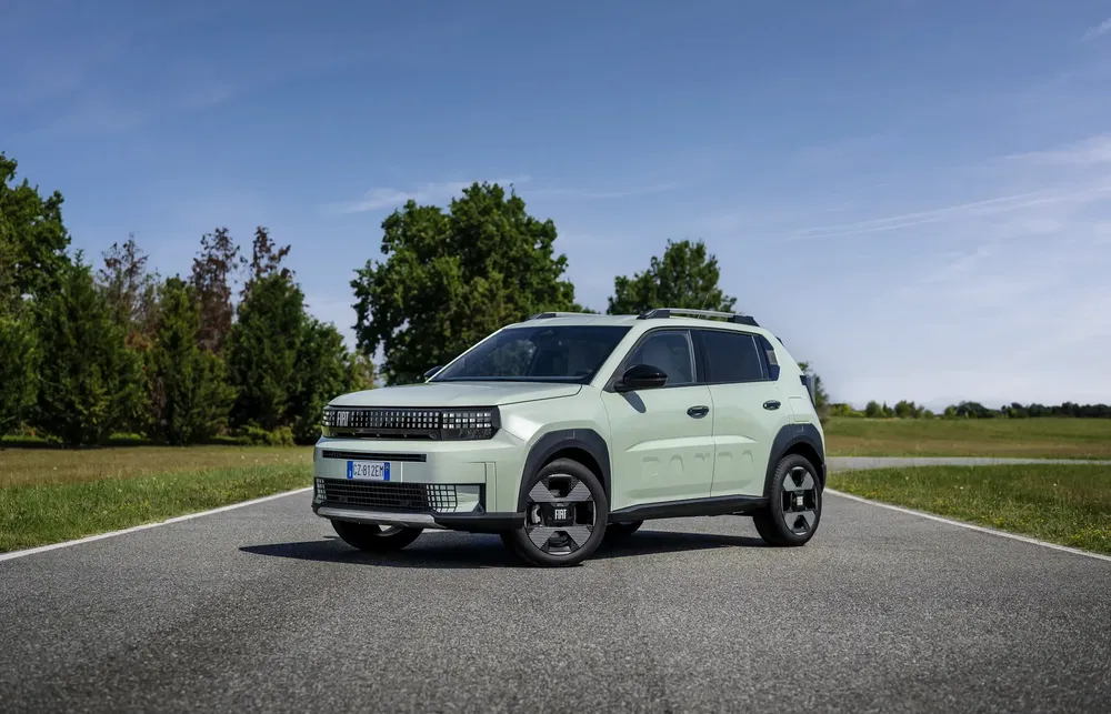 Fiat Panda SUV moderne sur route, design futuriste, journée ensoleillée.