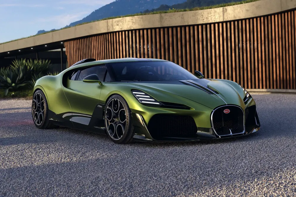 Bugatti Chiron verte, design aérodynamique, avant luxueux devant bâtiment moderne en arrière-plan.