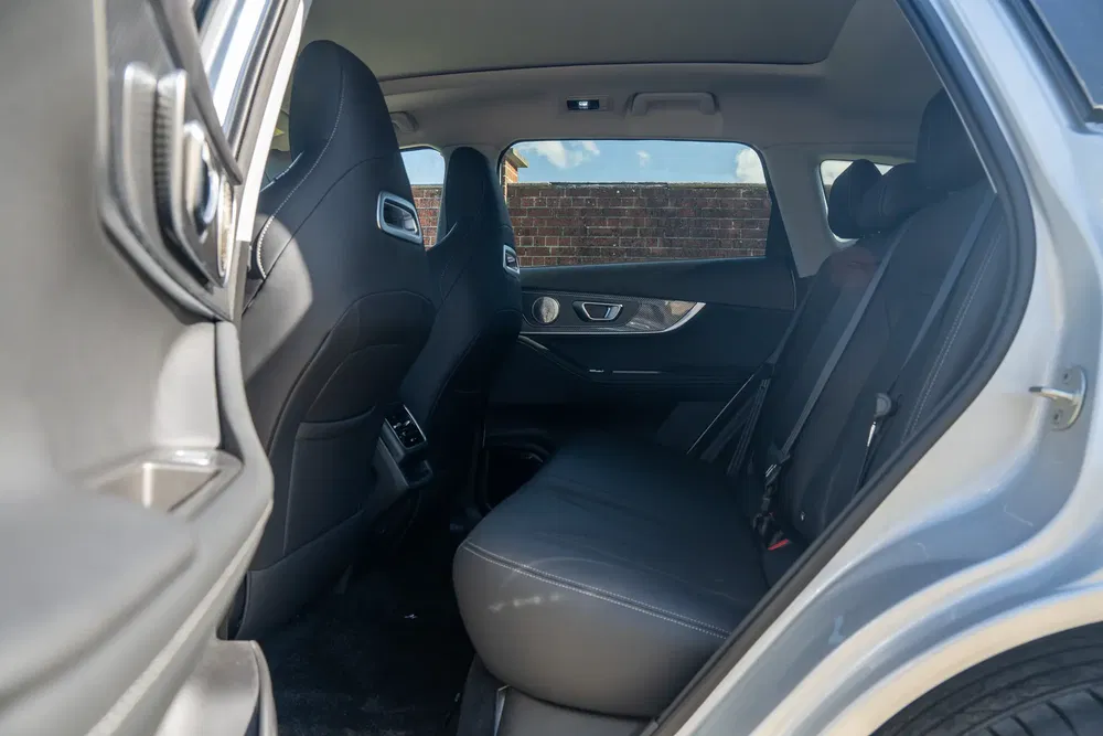 Intérieur de voiture SUV moderne avec sièges en cuir noir et espace passager arrière spacieux.