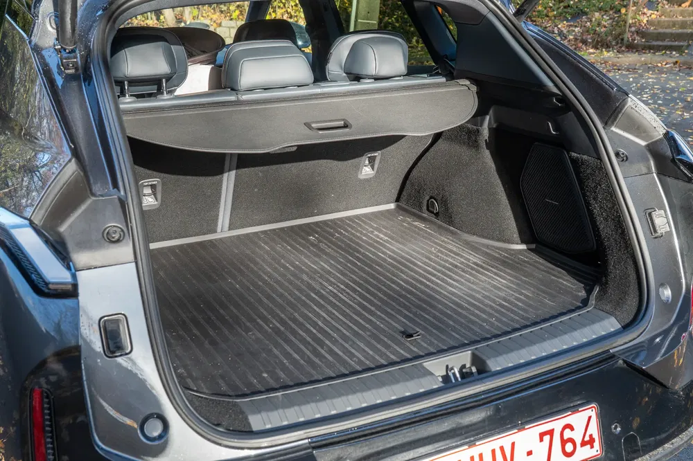 Coffre spacieux d'un SUV moderne avec sièges arrière rabattables, plaque d'immatriculation visible.