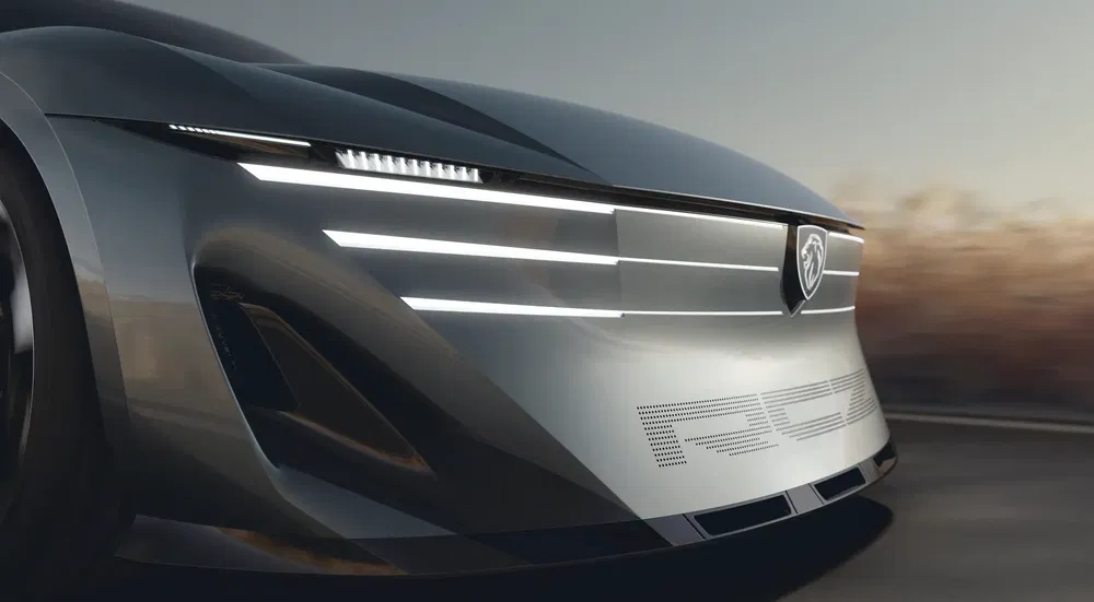 Concept-car Peugeot avec design avant futuriste et phares LED élégants en conduite.