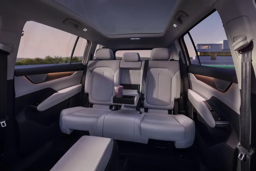 Intérieur spacieux d'un SUV moderne avec sièges en cuir et accoudoir central rabattable.