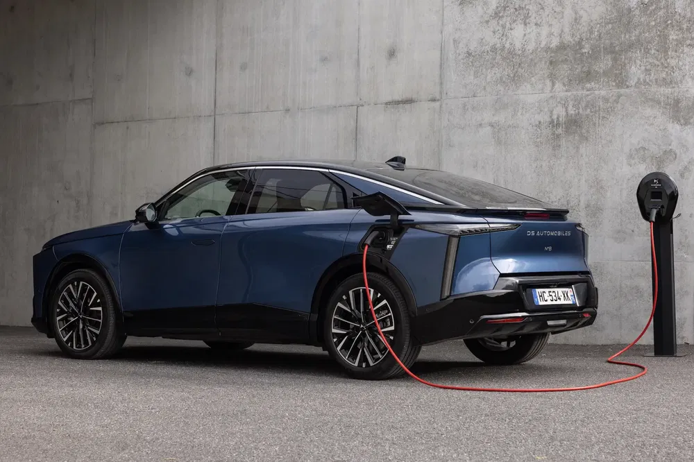 Blauwe DS 4 E-Tense aan laadstation, modern en stijlvol ontwerp.