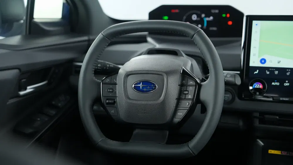 Intérieur moderne d'une voiture Subaru avec volant et écran tactile avancé.