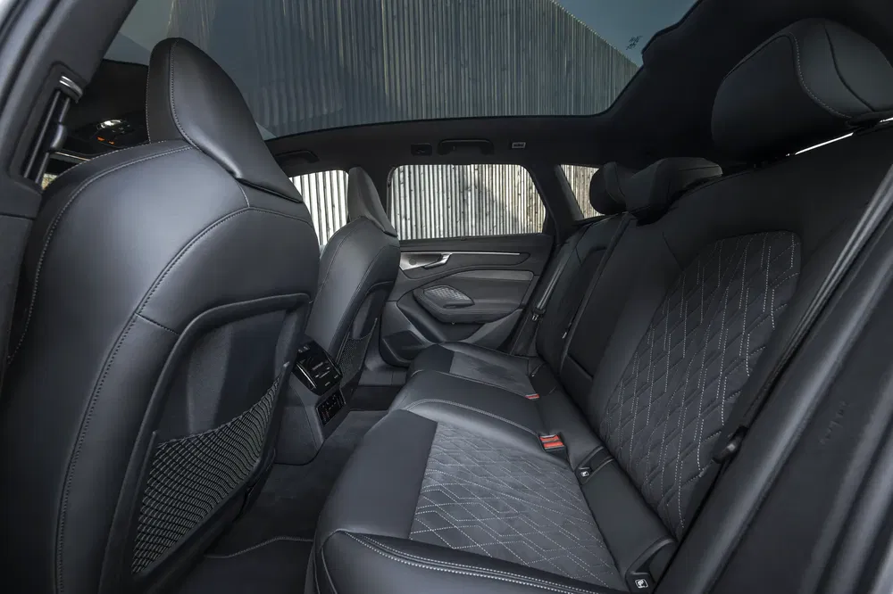 Intérieur luxueux en cuir noir d'une Audi Q5 avec sièges arrière spacieux et appuis-tête confortables.