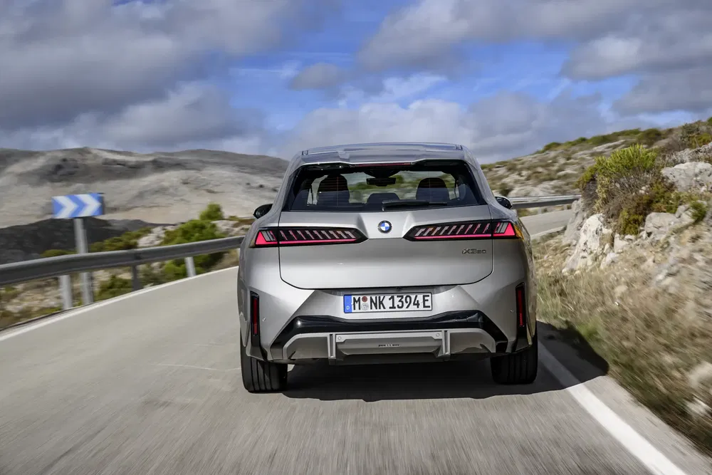 {"fr":"BMW iX3 parcourant une route de montagne sinueuse sous un ciel nuageux.","nl":"BMW iX3 rijdt langs kronkelige bergweg onder bewolkte lucht."}