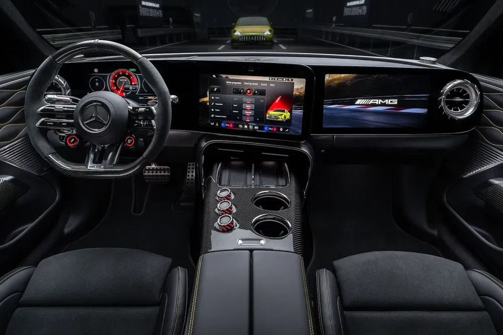 Intérieur d'une Mercedes AMG moderne avec tableau de bord numérique et volant sport.