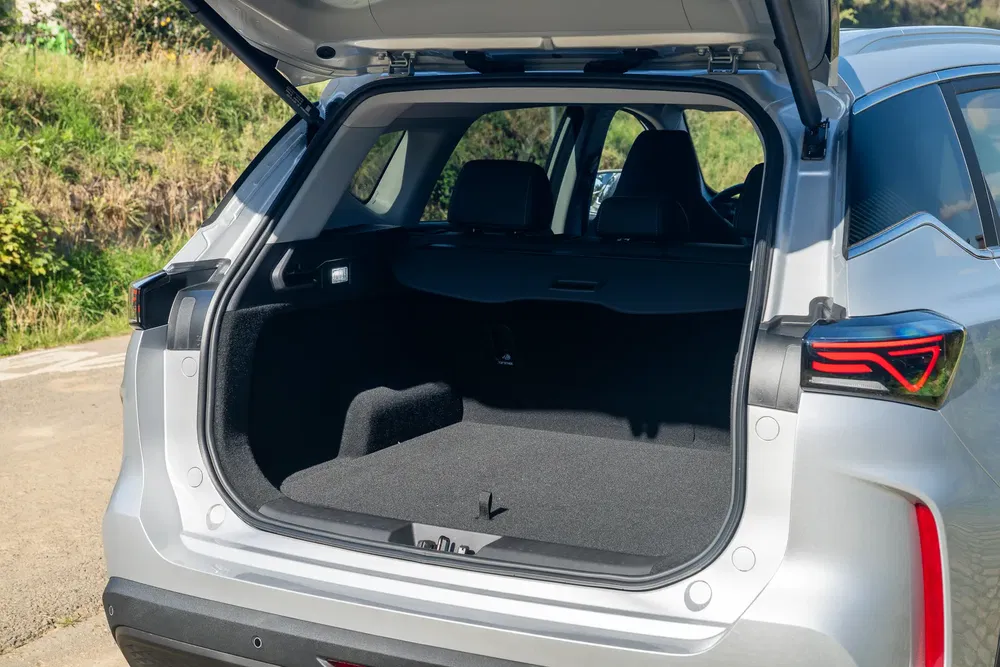 Hayon ouvert du SUV moderne avec coffre spacieux et design extérieur argenté.