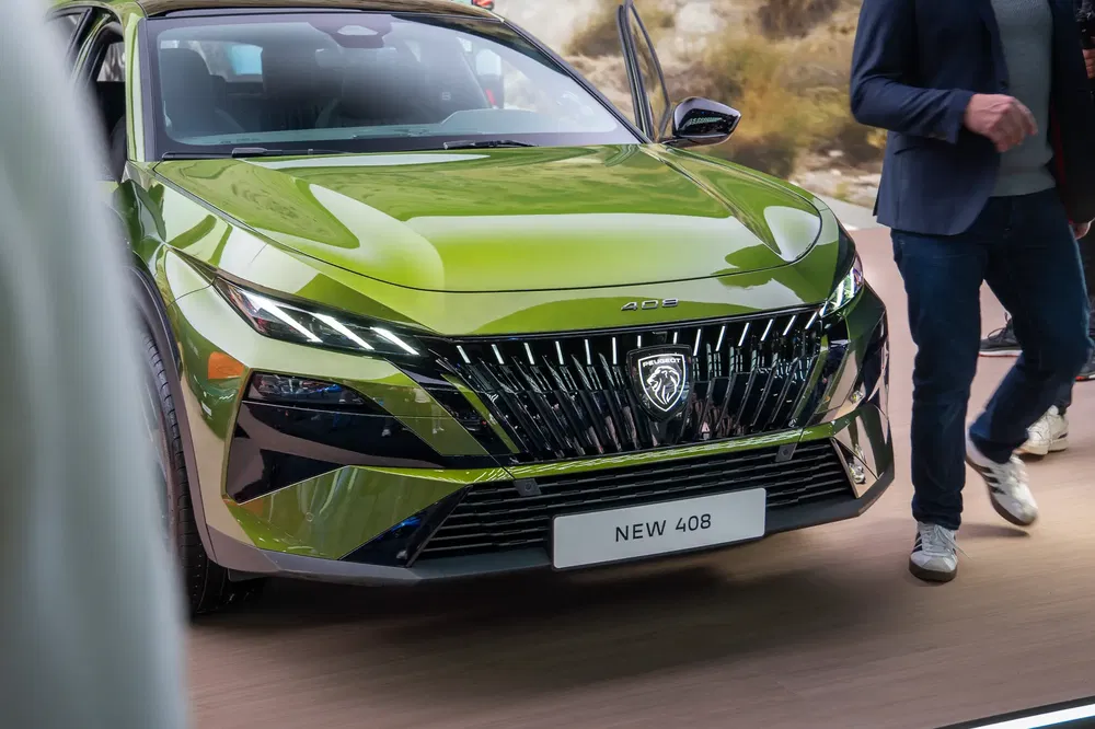 {"fr":"Peugeot 408 verte, design avant dynamique, présentée à un salon automobile.","nl":"Groene Peugeot 408 met dynamisch ontwerp frontaal gepresenteerd op autobeurs."}