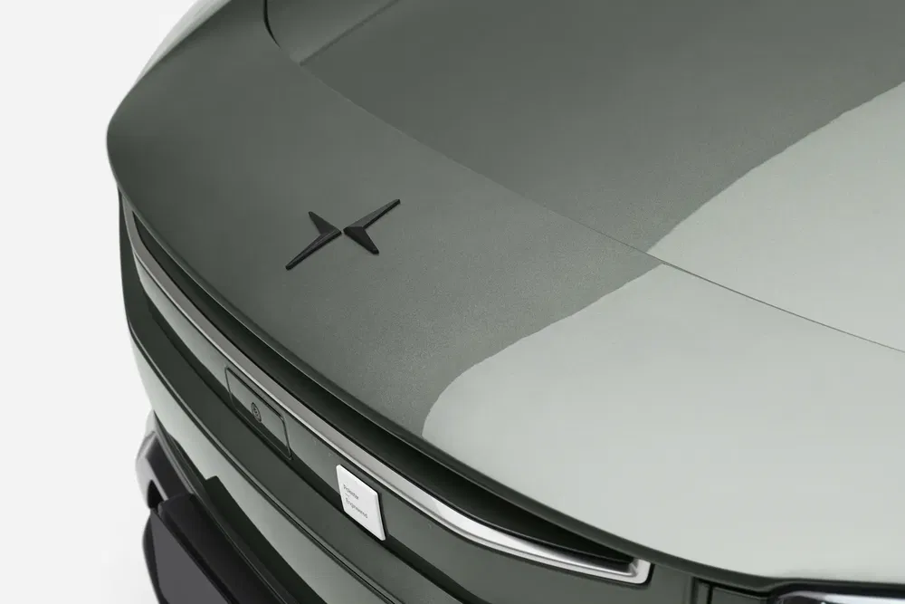 {"fr":"Détail du coffre de la Polestar, finition élégante et logo distinctif visible.","nl":"Details van de Polestar-kofferbak, met verfijnde afwerking en herkenbaar logo."}