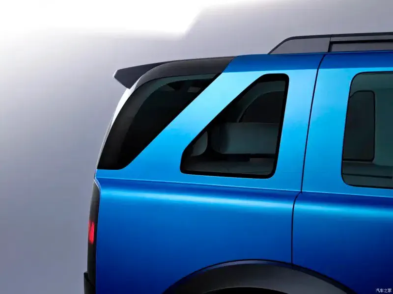 Illustration d'un SUV bleu avec des détails de conception moderne et un aileron arrière.