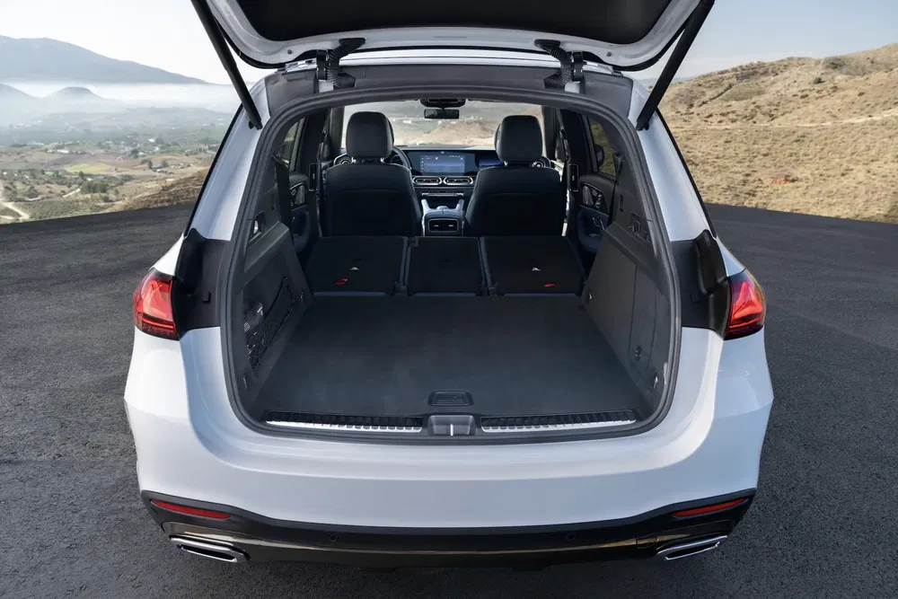 Vue arrière du coffre spacieux d'un SUV moderne, idéal pour les longs voyages.