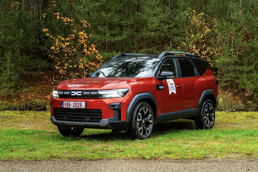 {"fr":"Dacia Duster 2024 rouge garé devant une forêt automnale.","nl":"Rode Dacia Duster 2024 geparkeerd voor een herfstbos."}