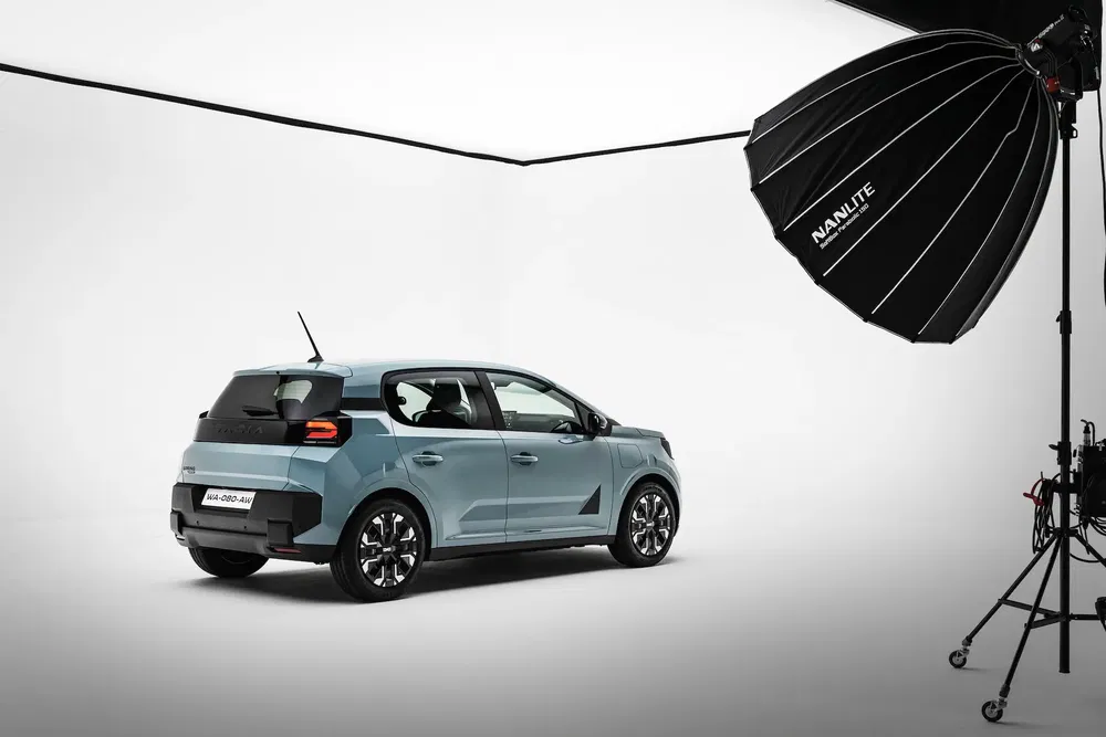 Vue arrière d'une Citroën C3 Aircross 2024 dans un studio de photographie professionnelle.