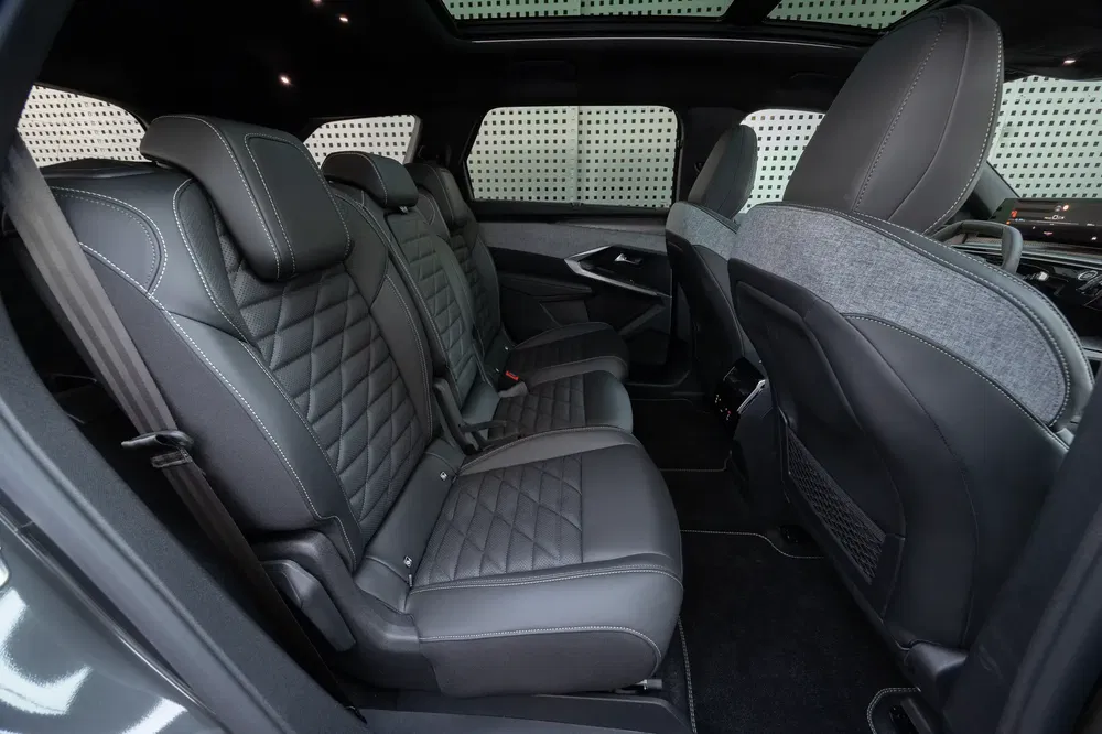 Intérieur de véhicule SUV avec sièges en cuir noir et design moderne.