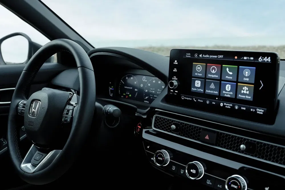 Intérieur d'une Honda avec écran d'infodivertissement moderne et volant multifonction.