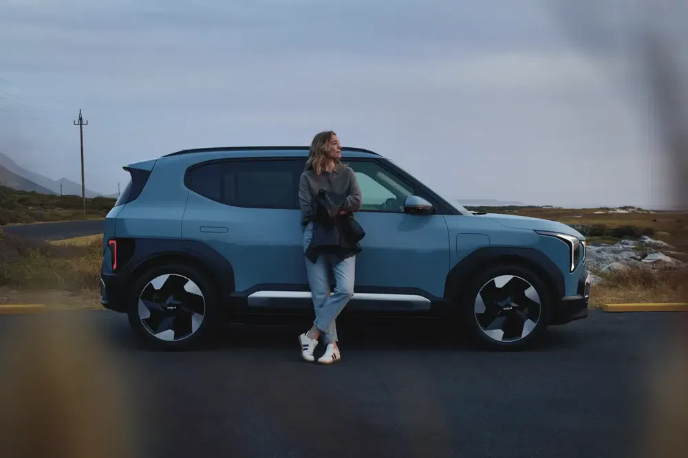 {"fr":"Femme posant devant un SUV Hyundai au bord de la route sous un ciel nuageux.","nl":"Vrouw leunt tegen Hyundai SUV langs een weg onder een bewolkte hemel."}