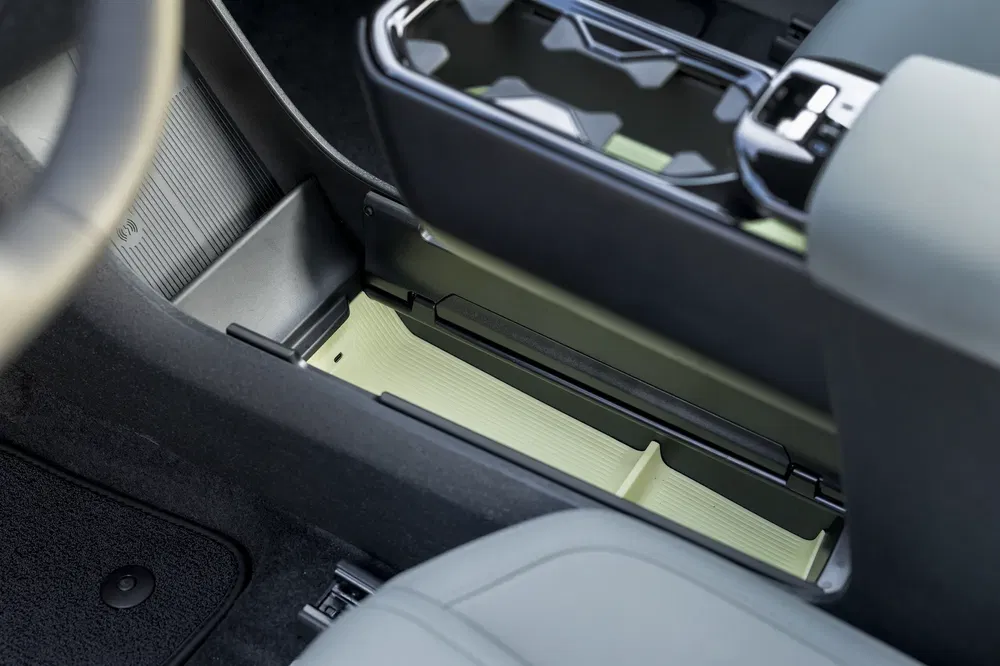 Intérieur de voiture moderne avec compartiment de rangement ouvert, design élégant et fonctionnel.