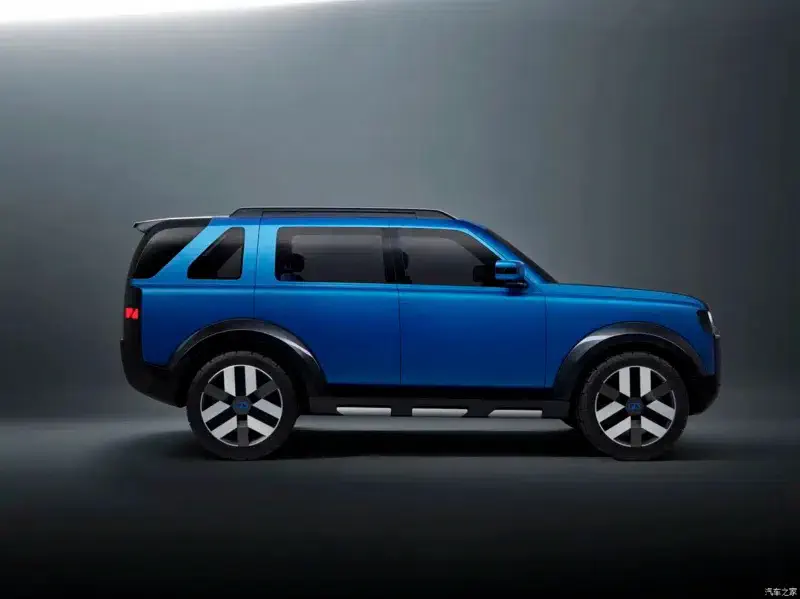 Concept SUV électrique bleu, design moderne et profil aérodynamique en studio.
