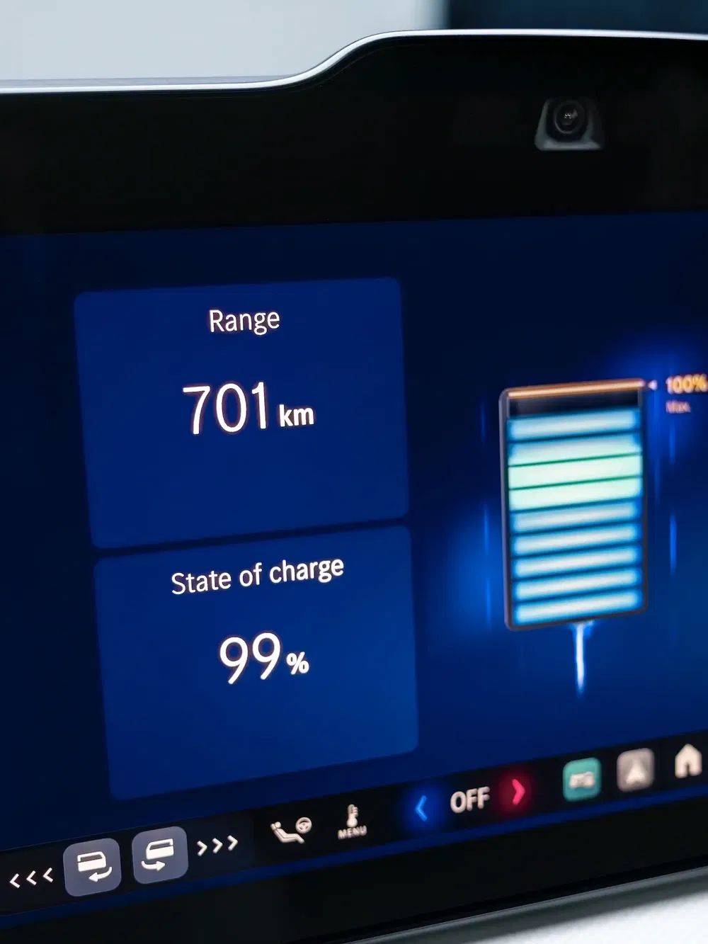 Écran de voiture électrique affichant une autonomie de 701 km et une charge de 99%.