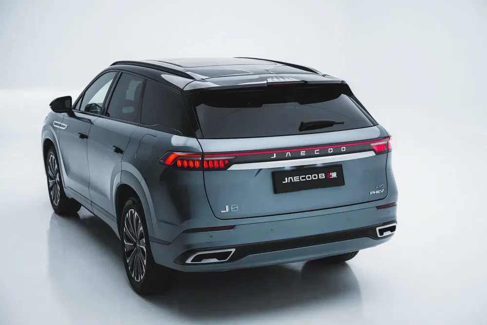 {"fr":"SUV Jaecco J8 gris, vue arrière, phares élégants, design moderne.","nl":"Grijze Jaecco J8 SUV, achteraanzicht, stijlvolle lichten, modern ontwerp."}