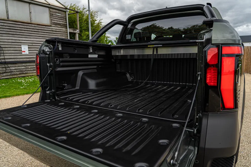 Coffre ouvert d'un pick-up moderne, mettant en valeur l'espace de chargement spacieux.
