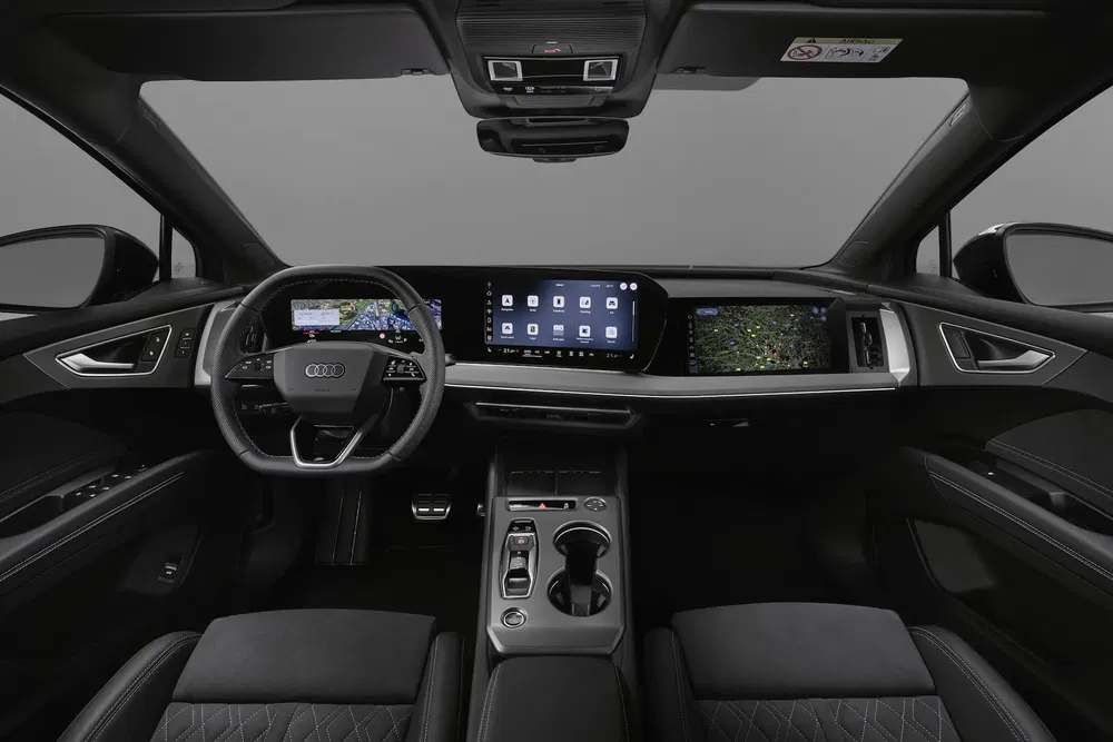 Intérieur de l'Audi Q4 e-tron avec tableau de bord numérique et volant moderne.