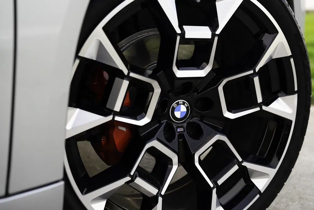 Gros plan sur la jante BMW au design noir et argent avec freins rouges.