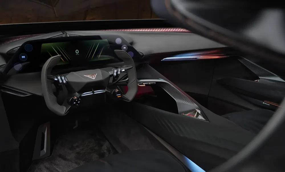 Intérieur futuriste de voiture Cupra, volant high-tech et tableau de bord numérique épuré.
