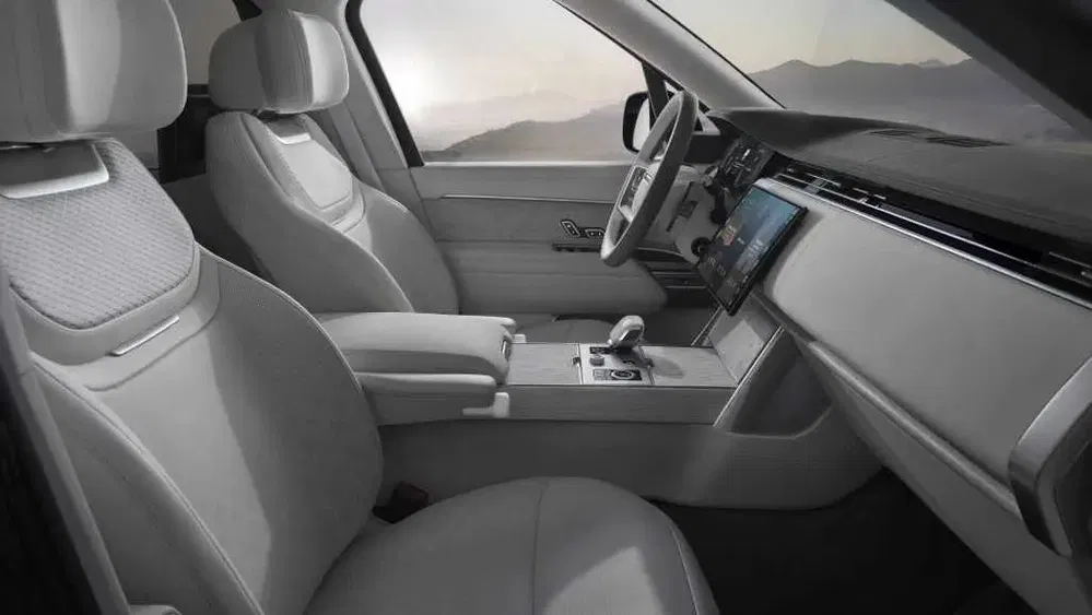 Intérieur luxueux d'un SUV Range Rover moderne avec sièges en cuir et tableau de bord technologique.
