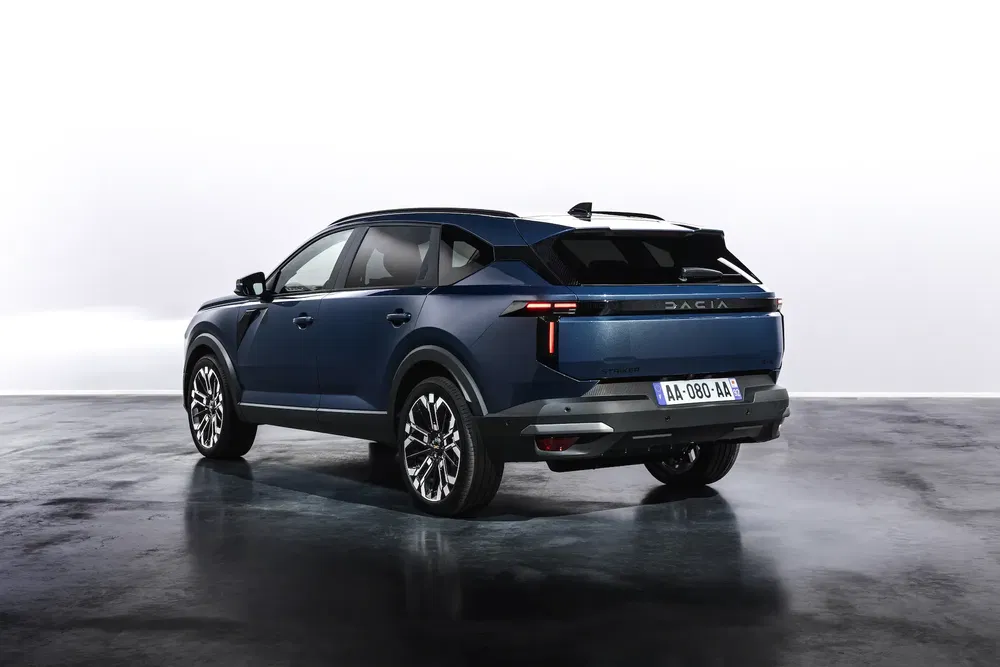 Achteraanzicht van een blauwe Dacia, met een sportieve uitstraling en eigentijds ontwerp.