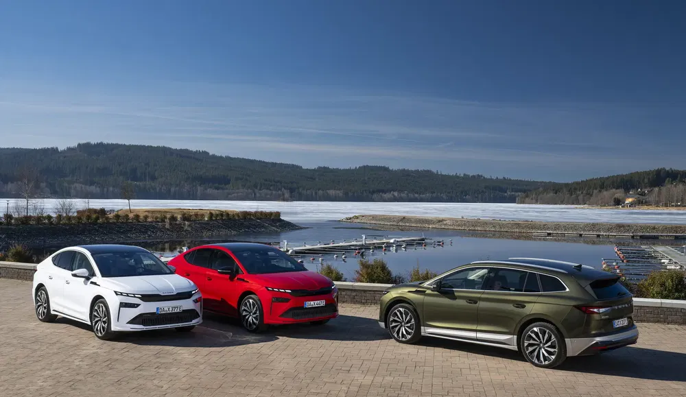 {"fr":"Trois voitures Škoda Enyaq garées près d'un lac gelé sous un ciel dégagé.","nl":"Drie Škoda Enyaq auto's geparkeerd bij een bevroren meer onder een heldere hemel."}