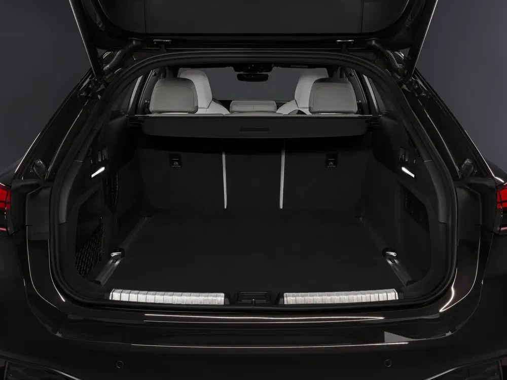 Grand coffre spacieux d'une Audi Q8 Sportback e-tron avec sièges arrière rabattus.