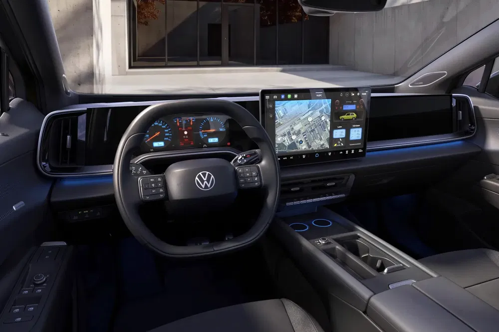 Intérieur moderne Volkswagen avec tableau de bord numérique et écran tactile central.