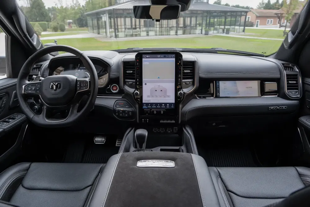 Luxe interieur van RAM truck met groot centraal touchscreen en lederen afwerking.