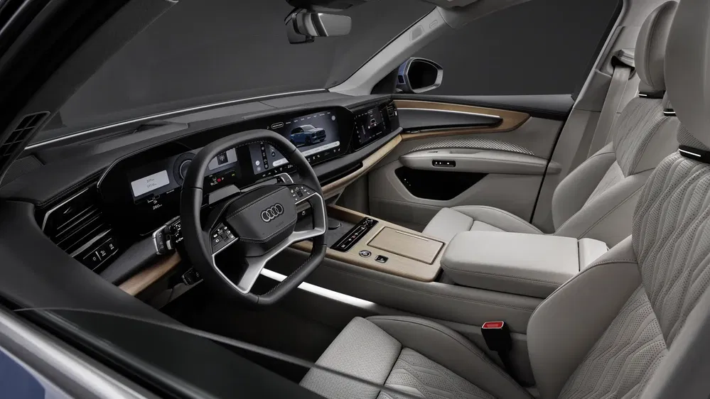 Intérieur luxueux de l'Audi Q6 e-tron avec tableau de bord numérique moderne.