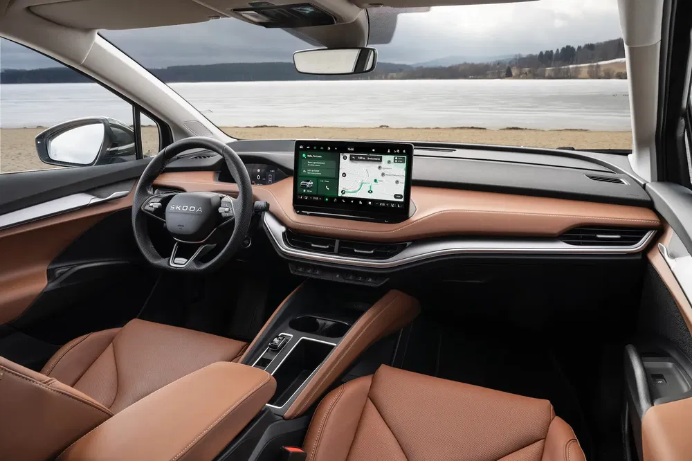 Intérieur moderne de la Skoda Enyaq avec tableau de bord numérique près du lac.