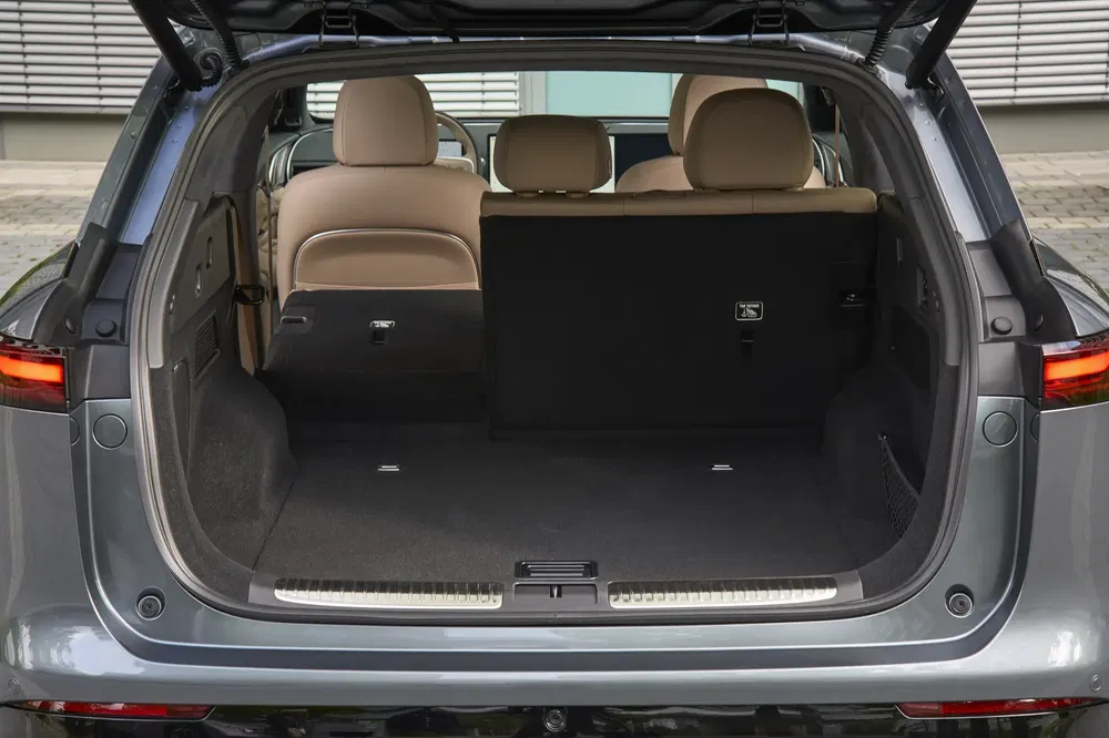 Ruime kofferbak van een moderne SUV, neerklapbare achterstoelen voor extra capaciteit.