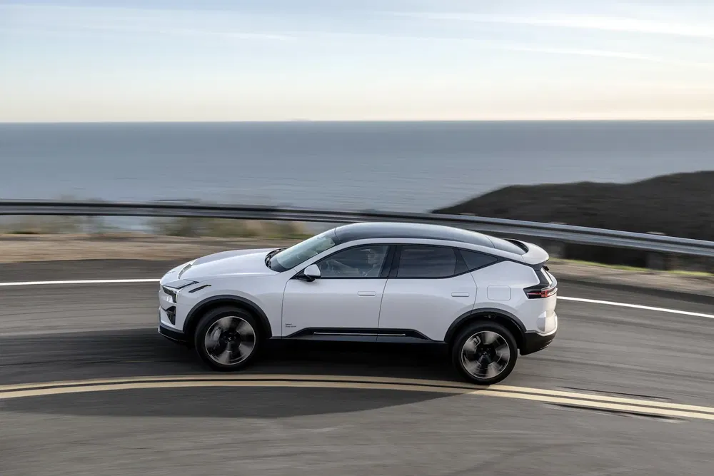 {"fr":"Polestar 3 électrique roulant sur route côtière, mer en arrière-plan, design moderne.","nl":"Elektrische Polestar 3 rijdt op kustweg, zee op achtergrond, modern ontwerp."}