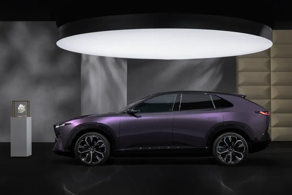SUV Lexus dans un studio moderne avec éclairage élégant et design luxueux.